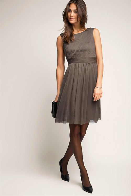 Aunque son vestidos cortos pensandos para eventos veraniegos, sus estilos son tan elegantes y originales que podrás reciclarlos para el otoño.