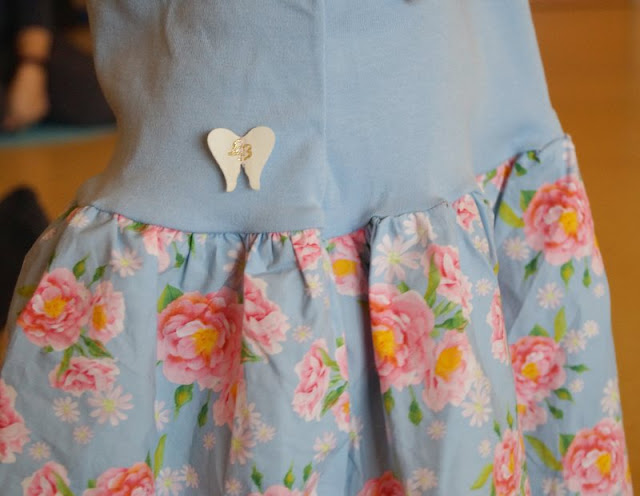Lia Bach: Zauberhafte Festtagskleidung für Kinder. Hellblaues Mädchenkleid mit Blumen
