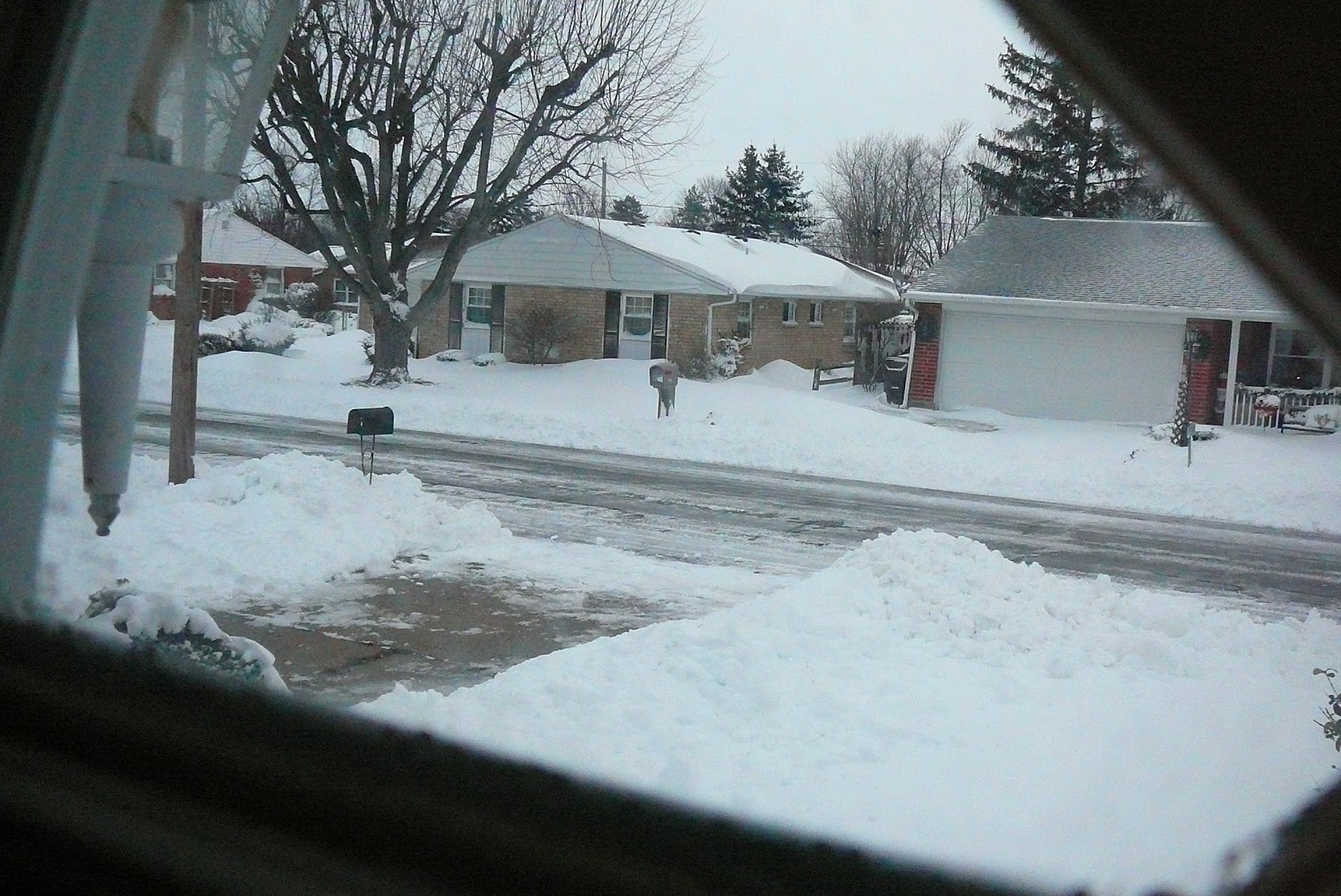 Phos Graphis lots of snow in Ohio, blizzard December 2012