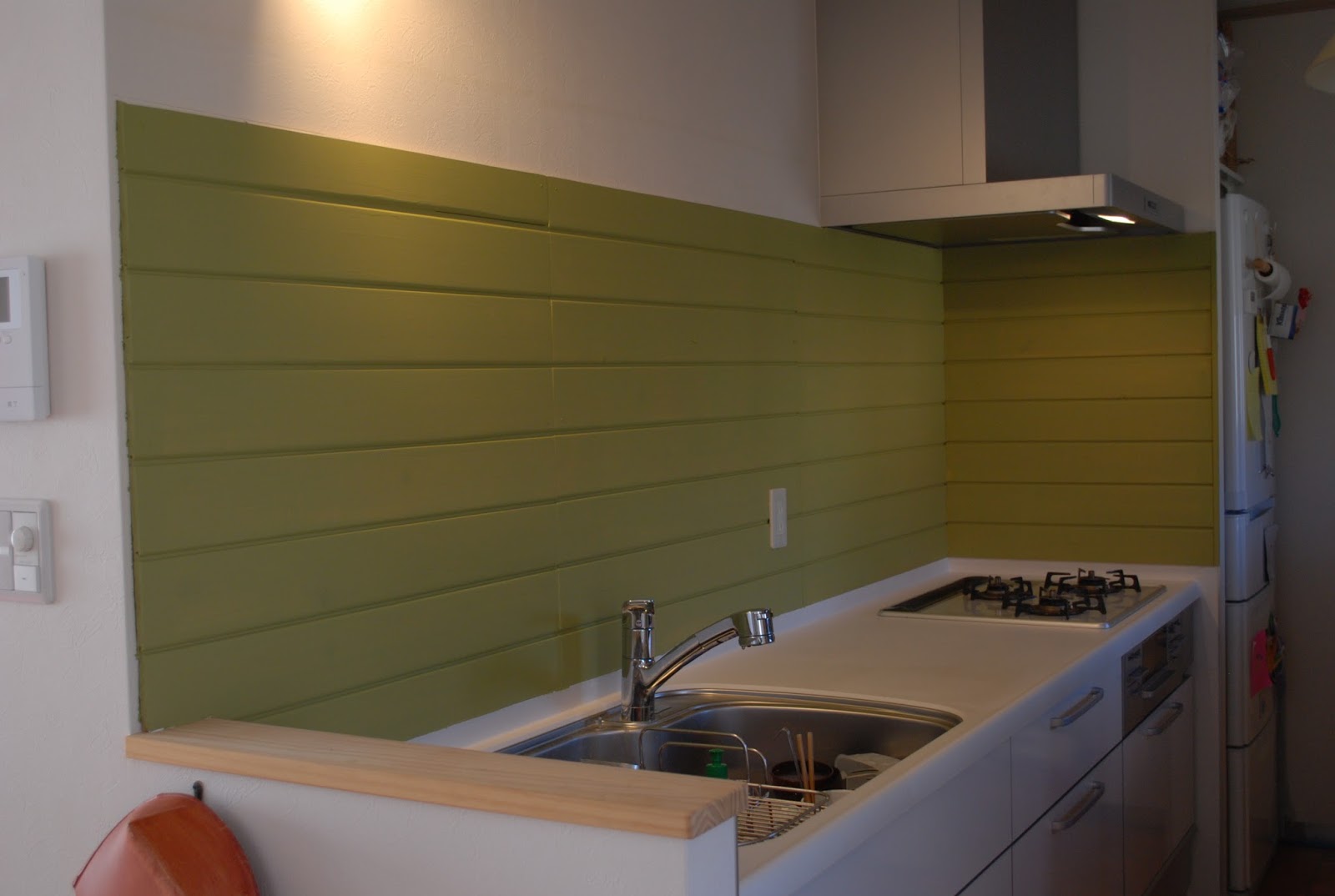 Olive Tree キッチンの壁にペンキを塗る