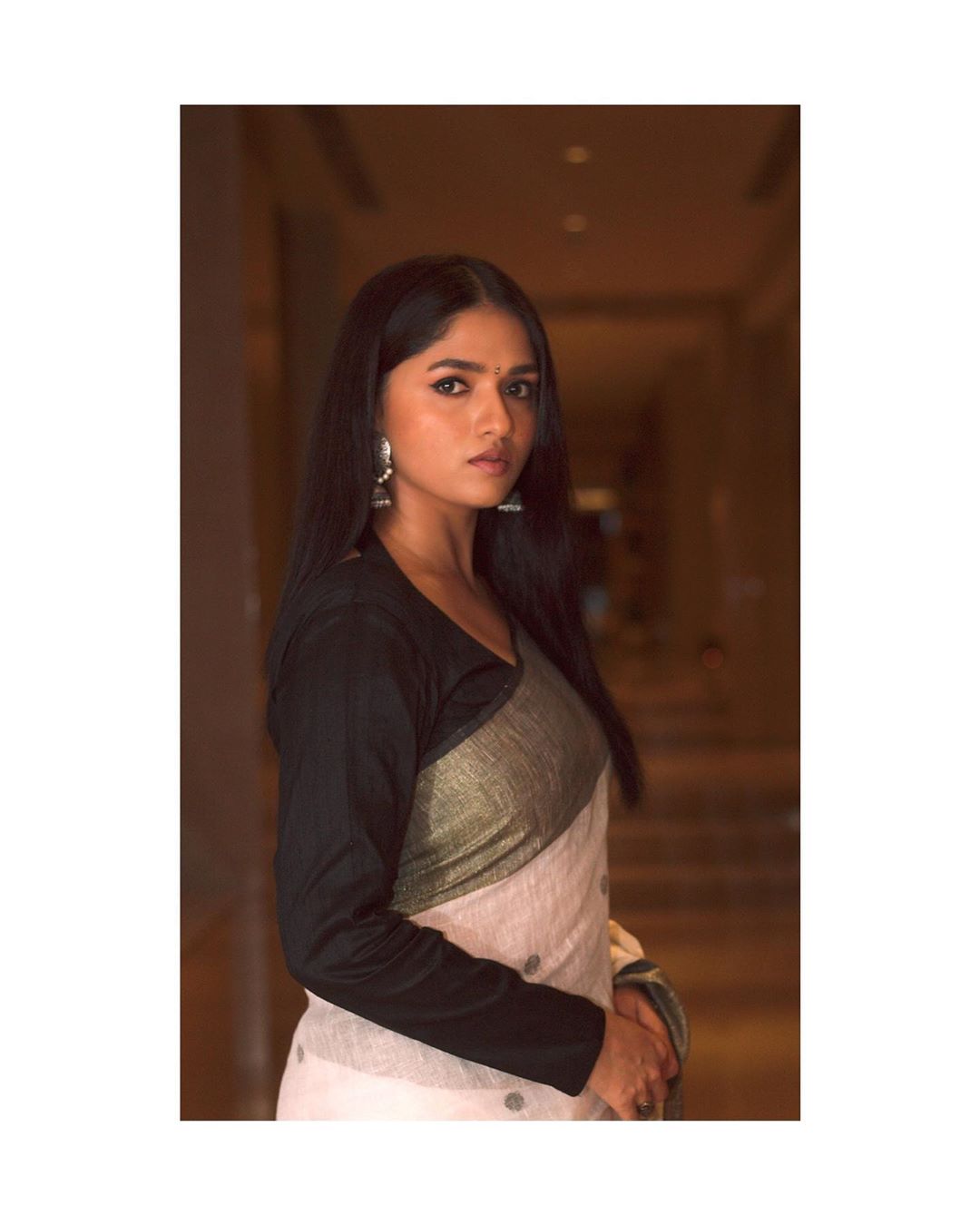 Actress Sunaina Beautiful white Saree Pics