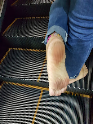 赤腳搭電扶梯 Barefoot on an escalator 