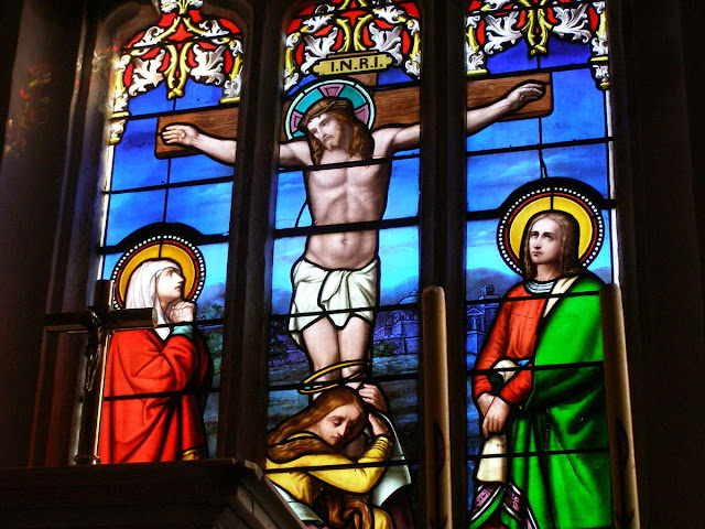 Vitrail Jésus en croix - église de Trelins ©Défrade
