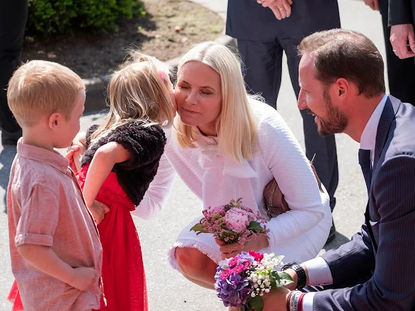 The royals met both kindergarten children and 102-year-old Margretha Gurebo on their Grimstad visit.
