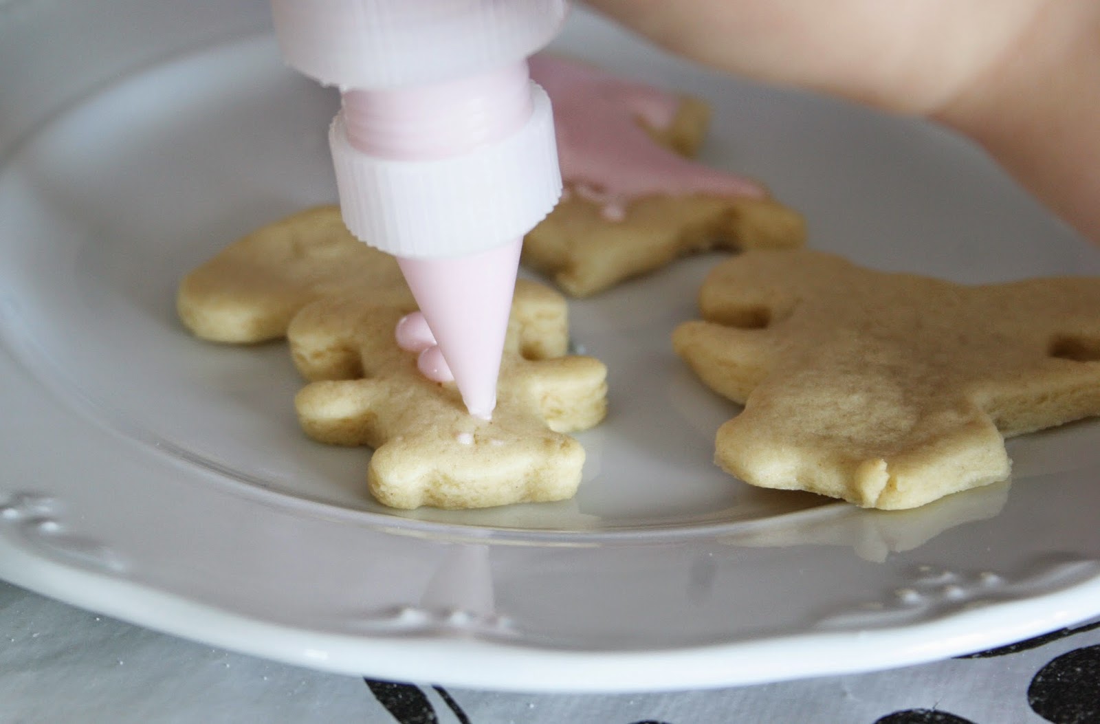 Decorando las galletas con glaseado rosa