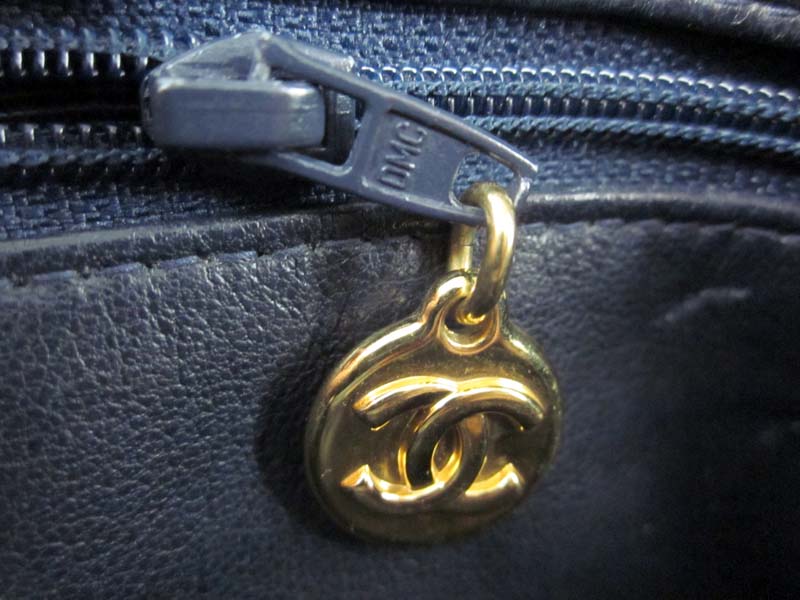 Company âDMCâ zipper pull with a rounded double âCâ pull tag