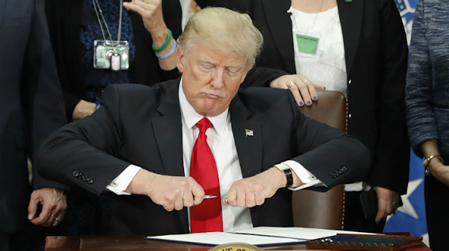 Donald Trump abre una pluma y genera una Batalla de Photoshop