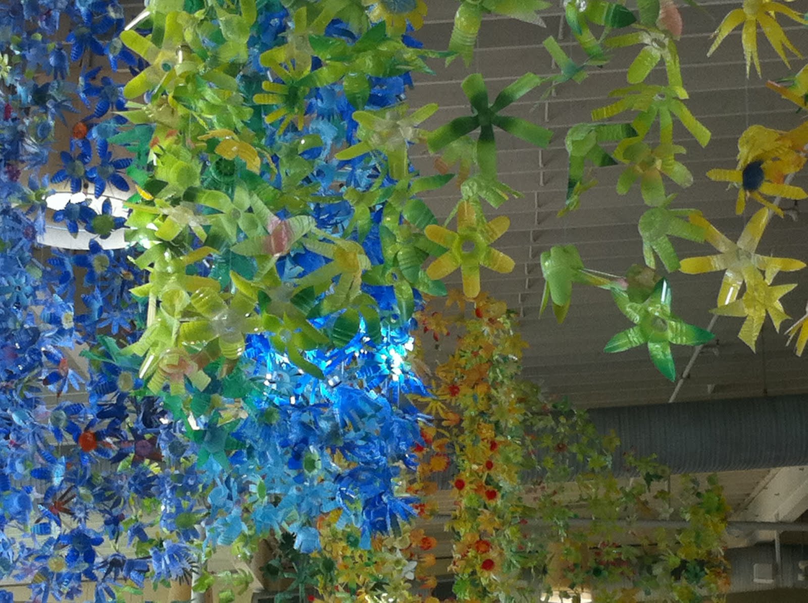 Гирлянда из пластиковых бутылок своими руками