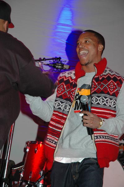 [BunLupeShakeHandsBLOG.jpg]