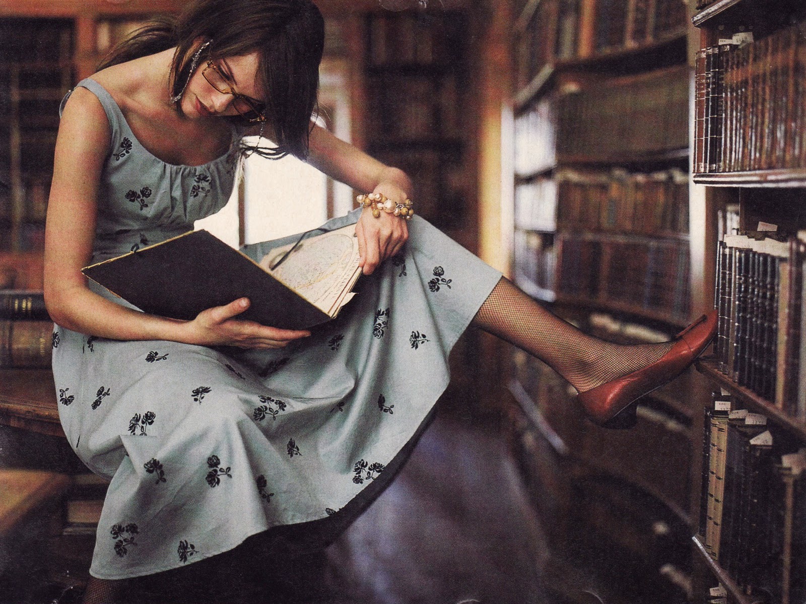 She reads in the evening. Женщина с книгой. Чтение книг. Девушка читает. Женщина читает книгу.