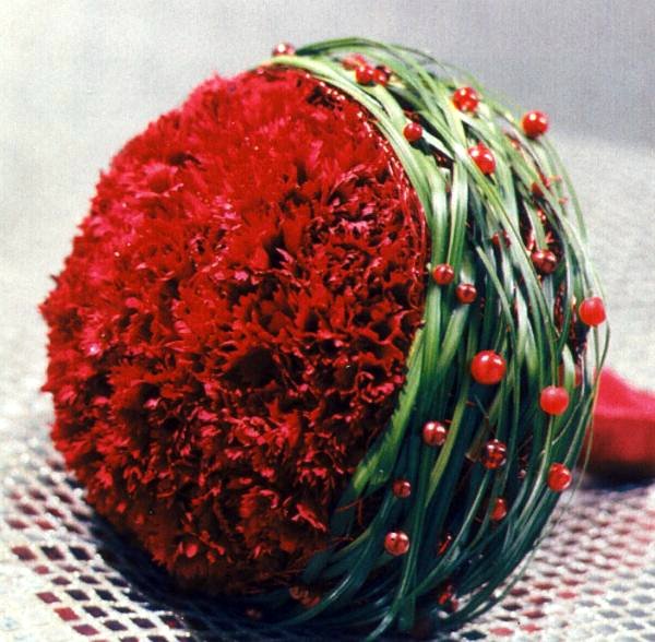 [Carnation-bouquet-with-grass-collar.jpg]