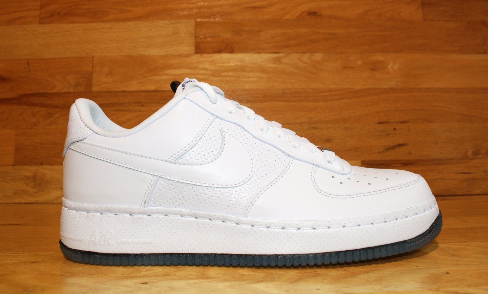Dr. Jays Stores: New Nike Air Force One 