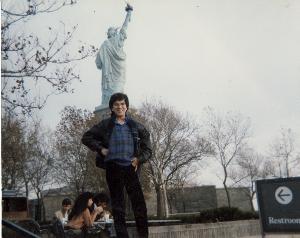 EN NEW YORK JUNTO A LA ESTATUA DE LA LIBERTAD. 1989