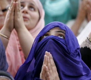 ISLAMIC: The right way to pray