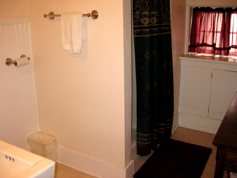 [flagstaff-slipher-apt-bathroom.jpg]