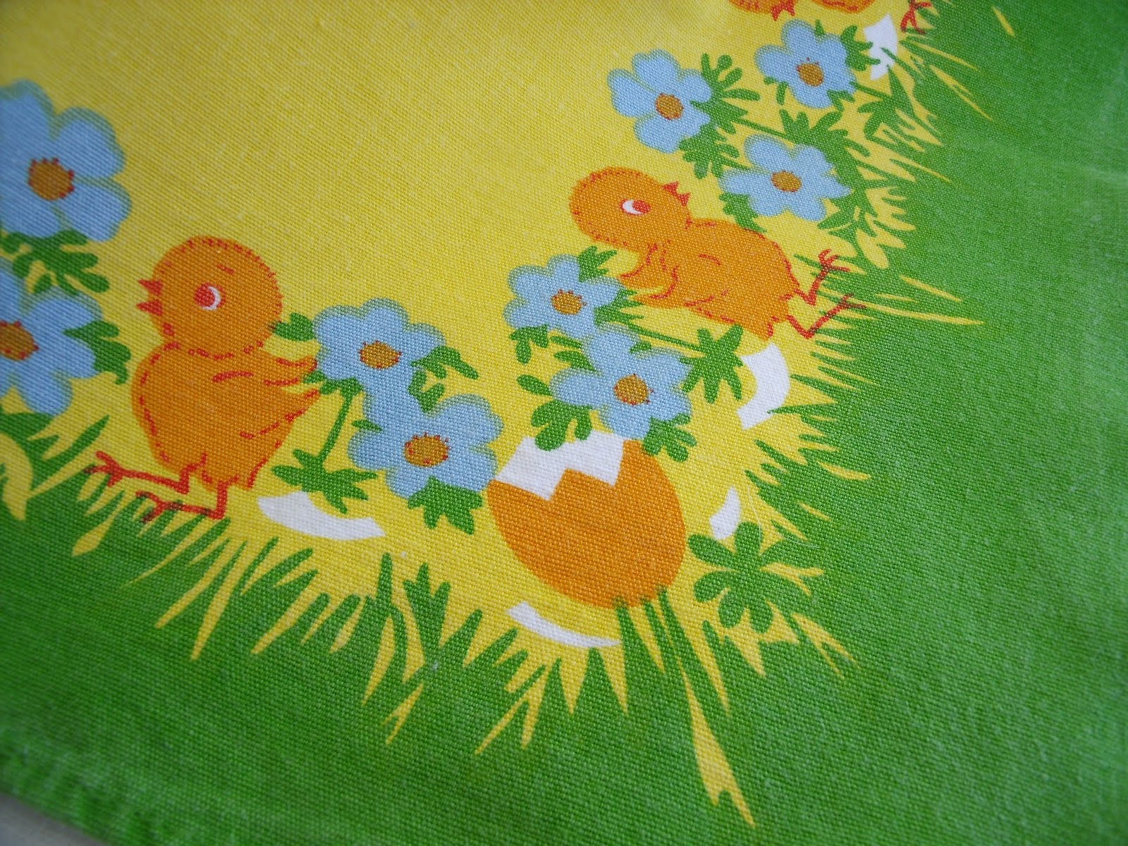 [spring+2010+chick+tablecloth.JPG]
