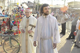 ahora son sacerdotes de las villas más pobres identificados con ellos