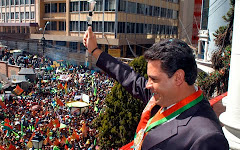 arropado por multitudes el nuevo Alcalde Luis Revilla saluda en La Paz
