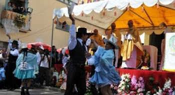 un grupo baila la cueca frente al altar Urkupiña mientras los obispos celebran misa