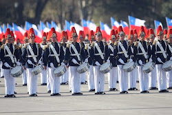 banda militar que enarbola la tricolor chilena en la gran parada del pasado 18