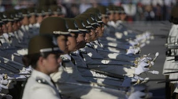 damas oficiales de una academia militar de Santiago desfilan ante Piñera en Santiago