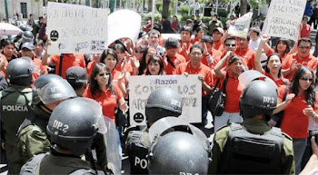 reprimidos por la policías los periodistas con poleras rojas son reprimidos en forma violenta