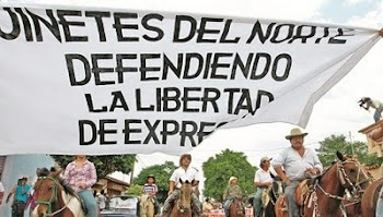 a caballo protestaron periodistas de Montero con un gigante letrero en defensa de la libertad...