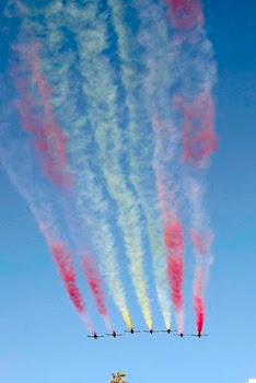 la aviación española realizó esta formación con los colores de su bandera al celebrar "El 12 de Oc"