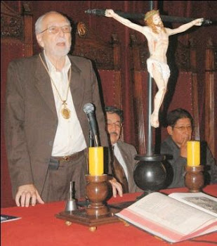 el crucifijo de nuevo en la Justicia. no tuvo ningún empacho de jurar por la señal de la cruz y ...