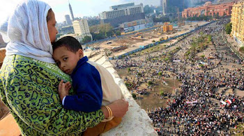abraza al hijo mientras contempla las multitudes reunidas en contra de Mubarak