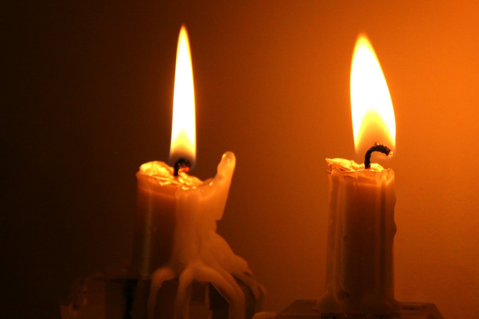 Догорает огарок свечи. Горящие свечи. Две свечи. Свечка тонкая. Огарок свечи.