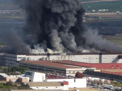 BLOG SURESTE NEWS: INCENDIO EN LA FÁBRICA DE EL POZO (MURCIA)
