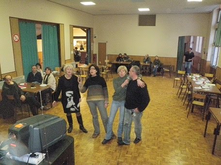 [blog+group+sing.JPG]