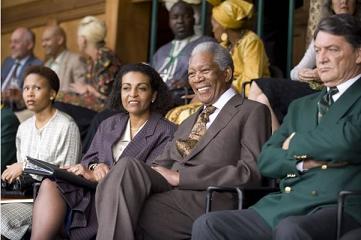 [invictus-morgan-freeman-mandela-assistindo-jogo.jpg]
