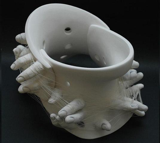 ronit baranga esculturas dedos bocas porcelana perturbador