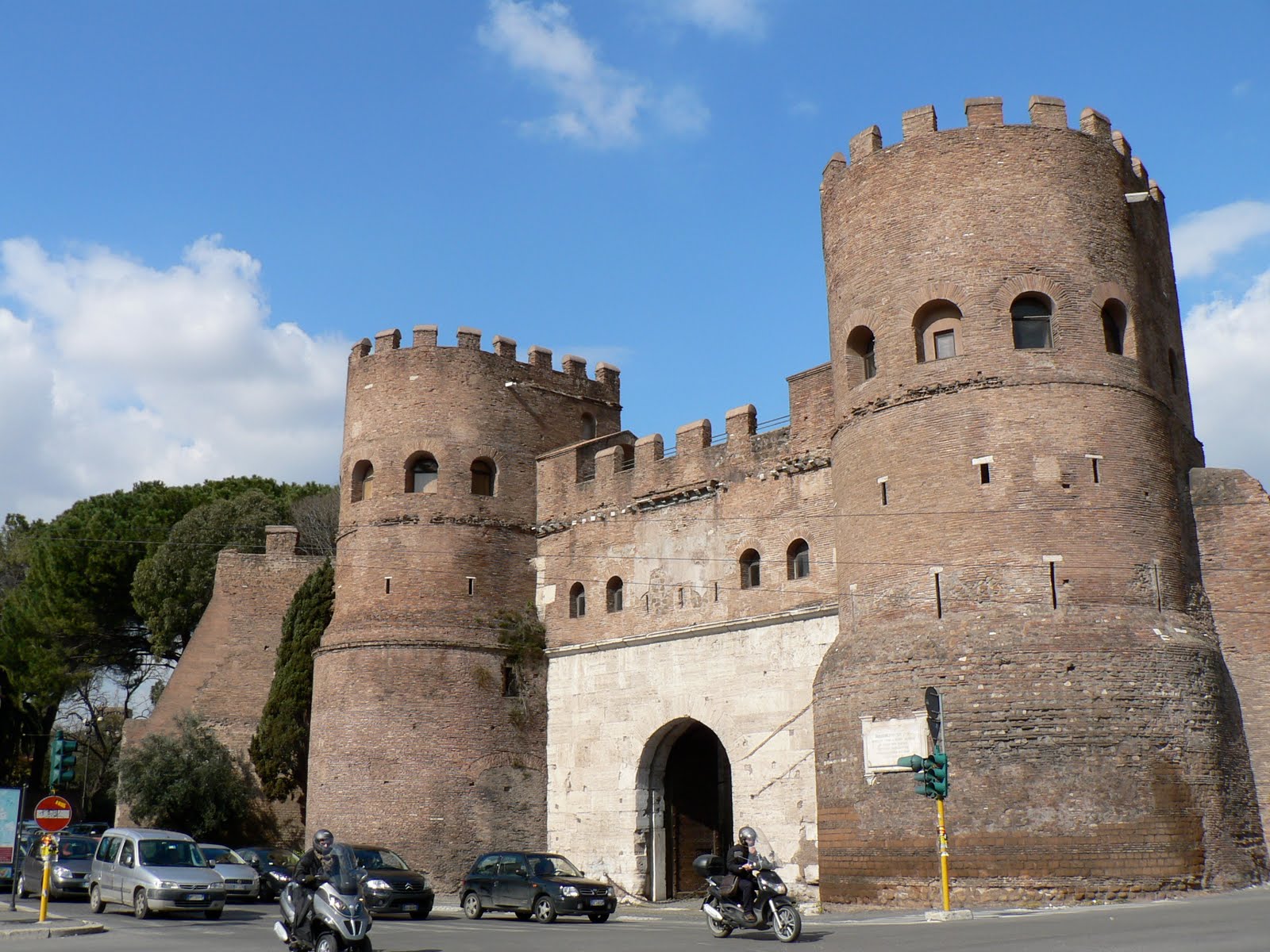 Стены древнего рима. Ворота Сан-Паоло. Стена Аврелиана в Риме. Оборонительная стена Аврелиана. Аврелиановы стены в Риме.