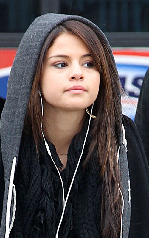Wallpaper World: Selena Gomez arriving into JFK Airport in New York City