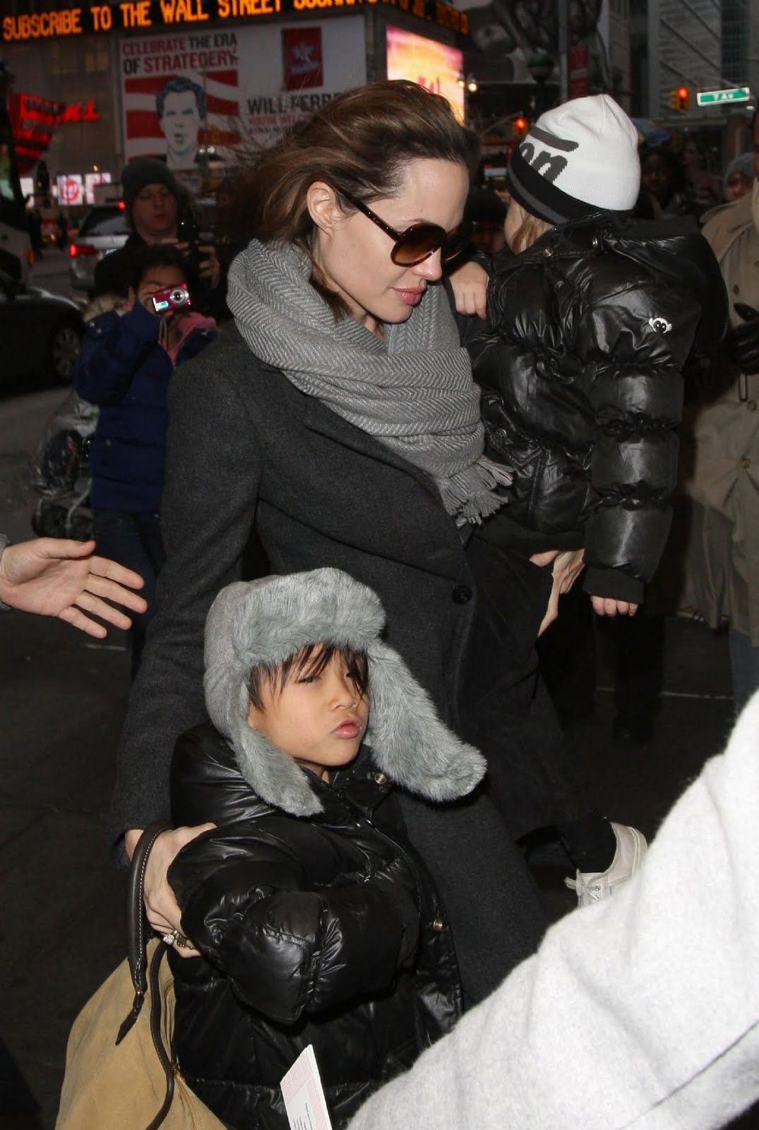 [anjelina+jolie+and+kids+-+rs561134234968892.jpg]