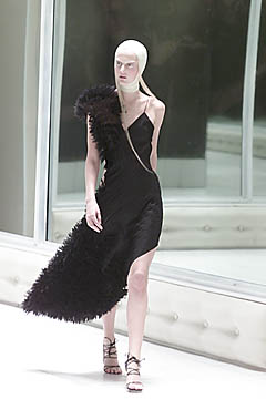[alexander+mcqueen+-+spring+2001+-+100015012.jpg]