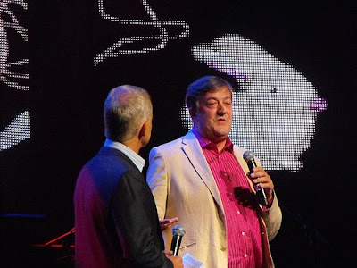 Stephen Fry at iTunes Festival 2010 (Photo by flickr.com/queen_evie)