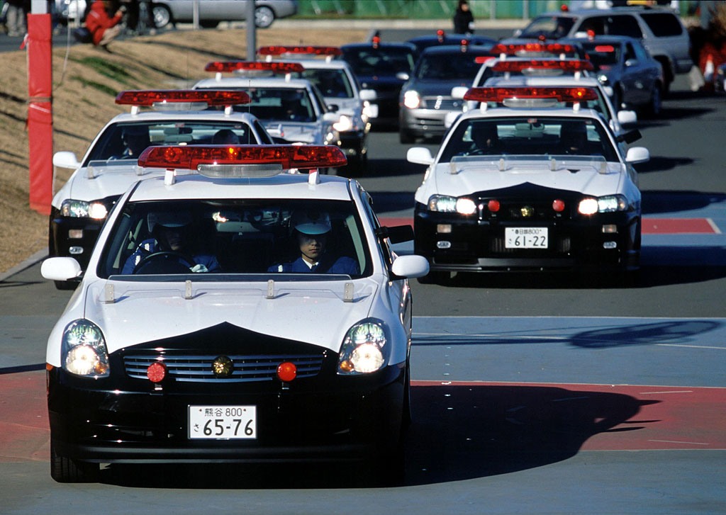 Авто из японии с 1 апреля. Полицейская Мазда 3 Японии. Японские полицейские машины. Полицейские авто Японии. Японская полиция авто.