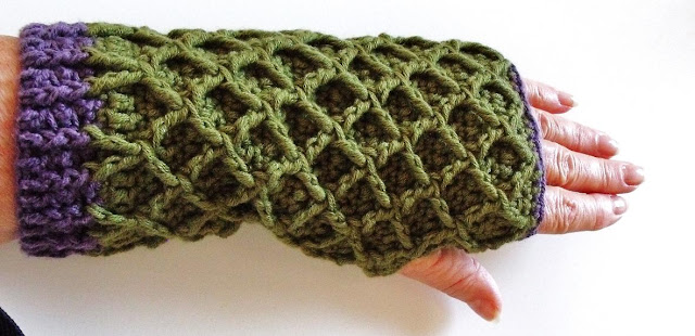 how to crochet, crochet patterns, waffle stitch, honeycomb, lattice, mittens, scarf,