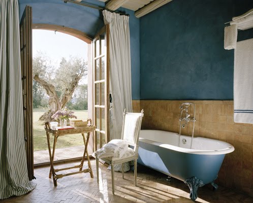 [francoishalardbeautifulbluebathroom.jpg]