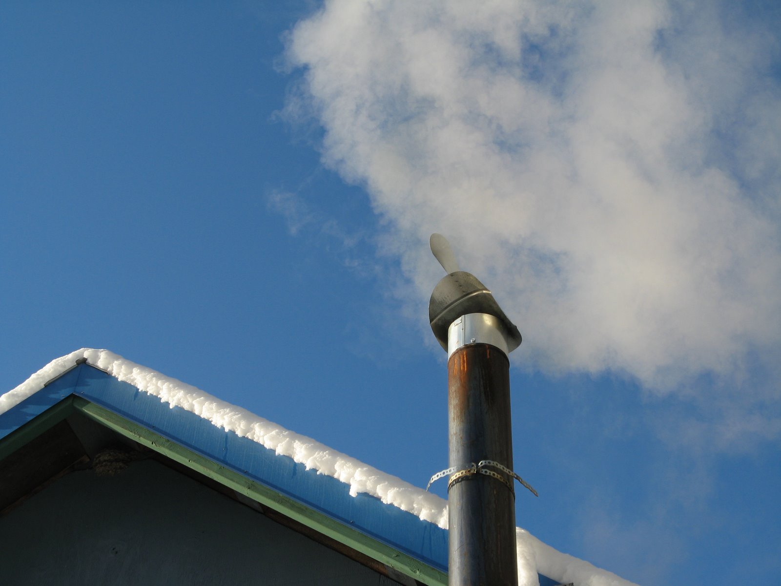 конденсирует труба дымохода газового котла. конденсат в трубе дымохода. отвод для трубы сбор конденсата для газового котла. дымоход капает. пластиковые вентиляционные трубы конденсат.