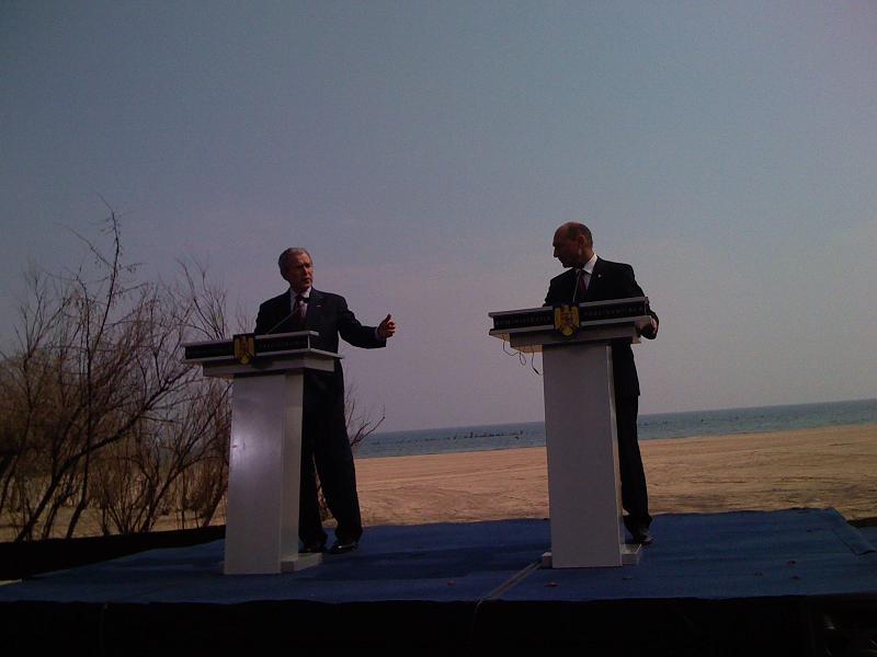 [Bush+Basescu+5.jpg]
