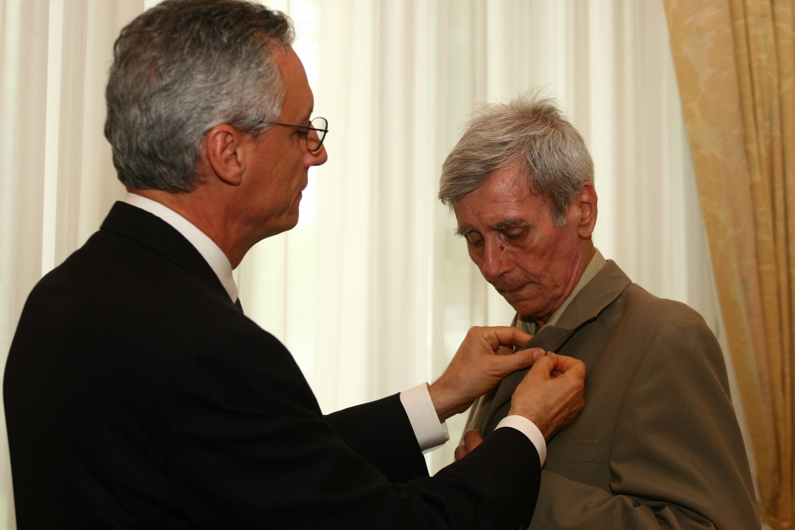 [MIHAI-PELIN-DECORARE-AMBASADA-ITALIA.JPG]