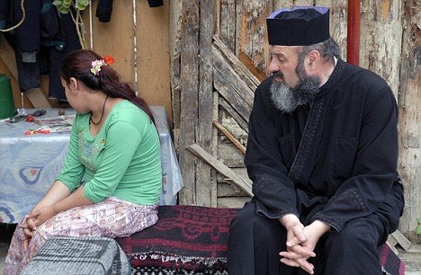 [Parintele+Vasile+si+fetita+de+11+ani.jpg]