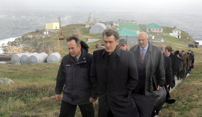 [iuscenko+civil+pe+insula+serpilor.jpg]