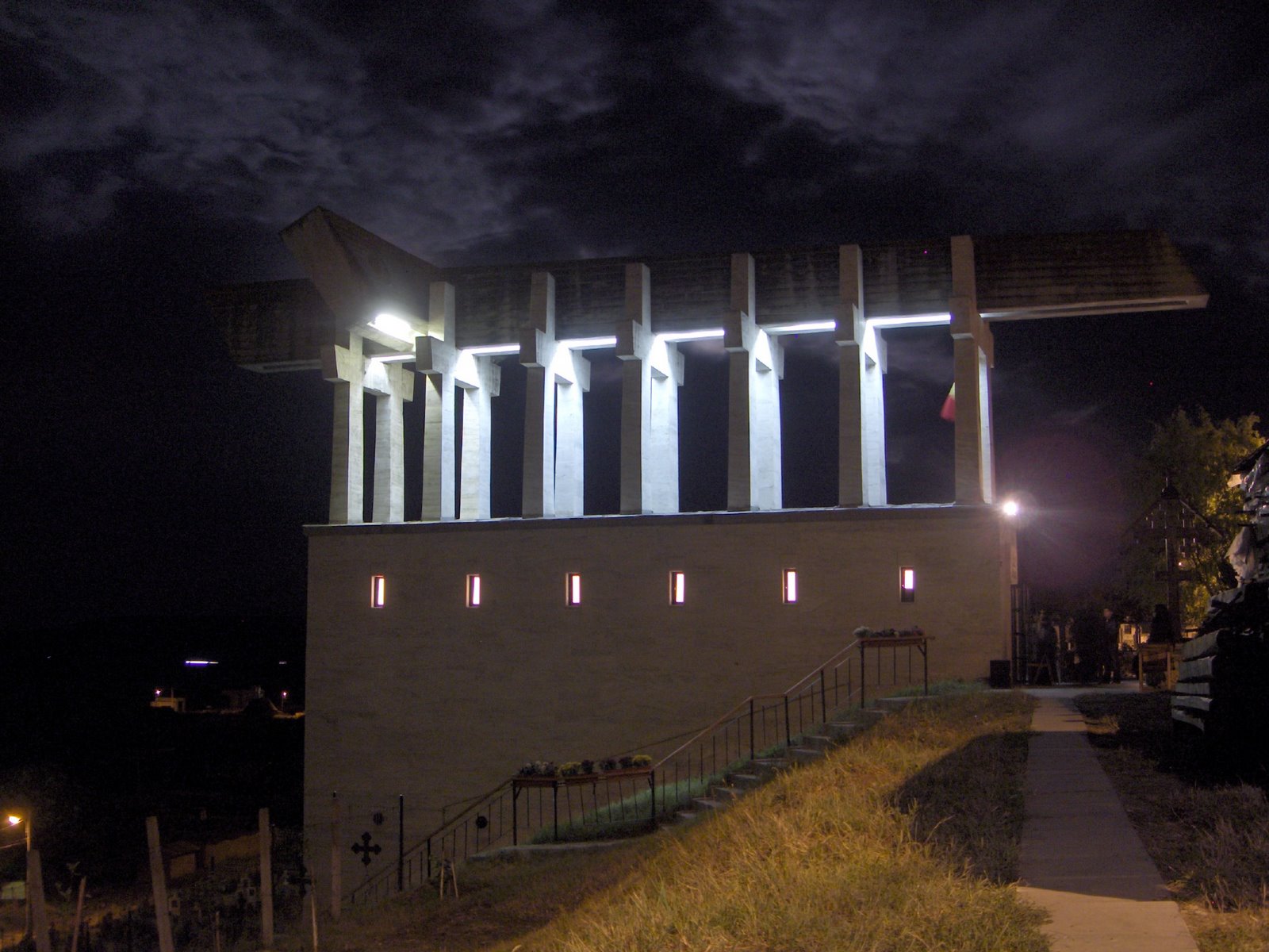 [monumentul+de+la+aiud+noaptea.JPG]