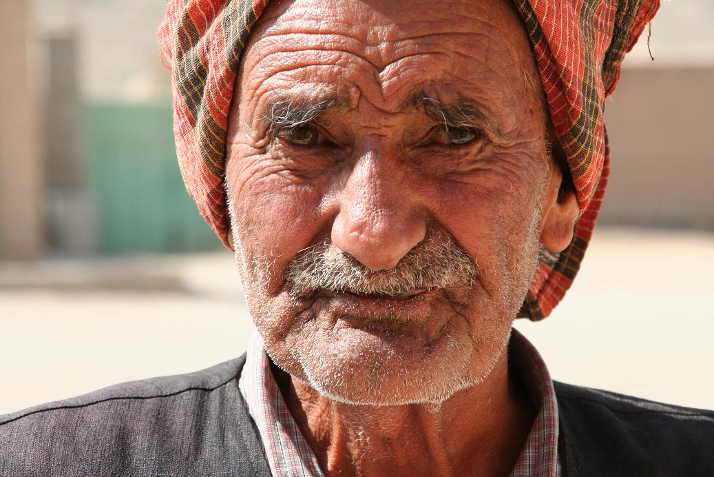 [paznicul+cimitirului+zoroastrian+iran.JPG]